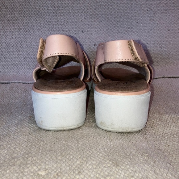 Clarks Women's size 6 1/2 dusty rose Blush Sandals with Velcro at ankle - Picture 10 of 16